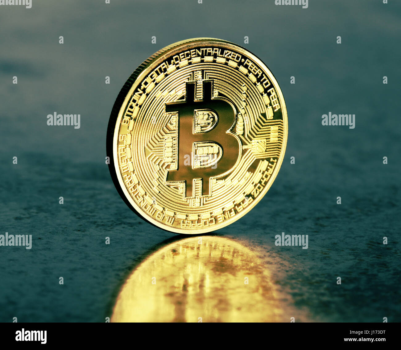 Medaglia d'oro di bitcoin denaro virtuale concept Foto Stock