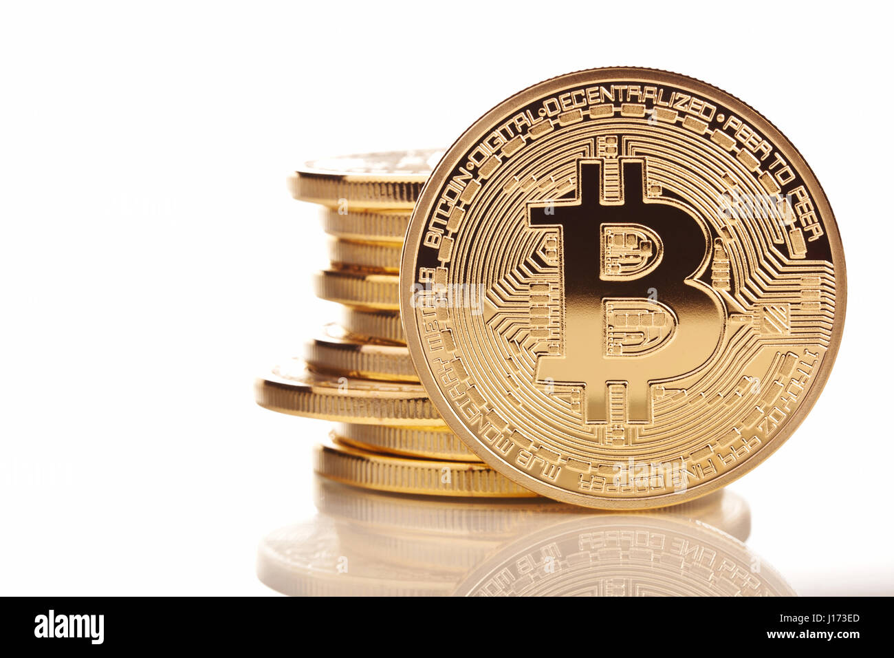 Bitcoin oro su sfondo bianco Foto Stock