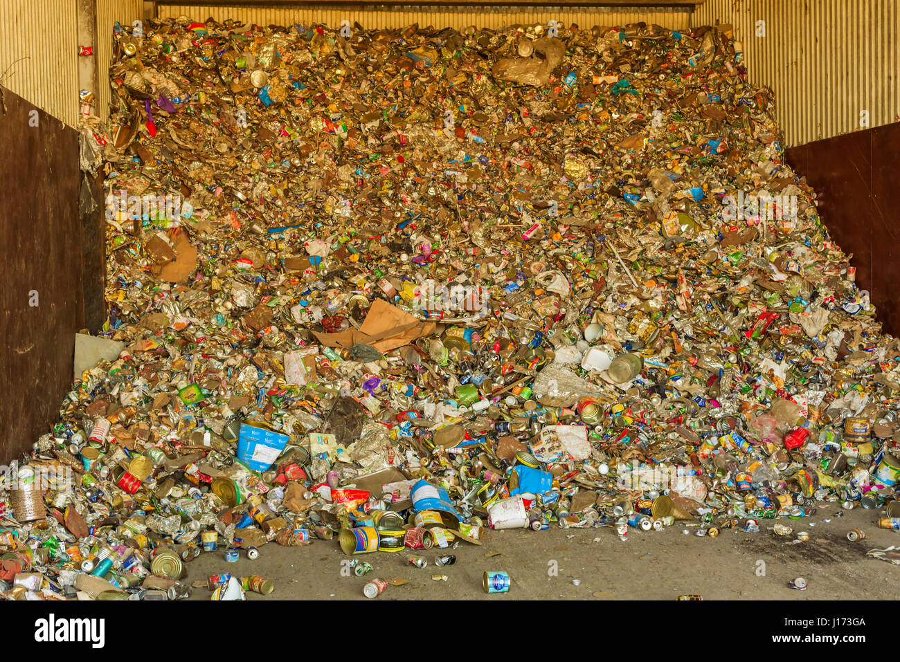 Ronneby, Svezia - 27 Marzo 2017: documentario del pubblico la stazione di scarto. Gran mucchio di ordinati rifiuti in metallo sotto il tetto. Foto Stock