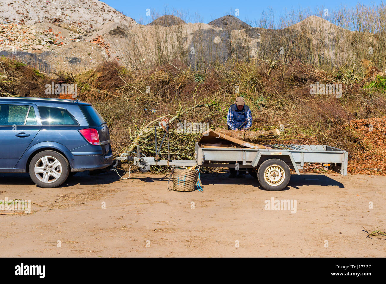 Ronneby, Svezia - 27 Marzo 2017: documentario del pubblico la stazione di scarto. Persona di sesso maschile di scarico rimorchio del veicolo dal giardino biologico dei rifiuti. Foto Stock