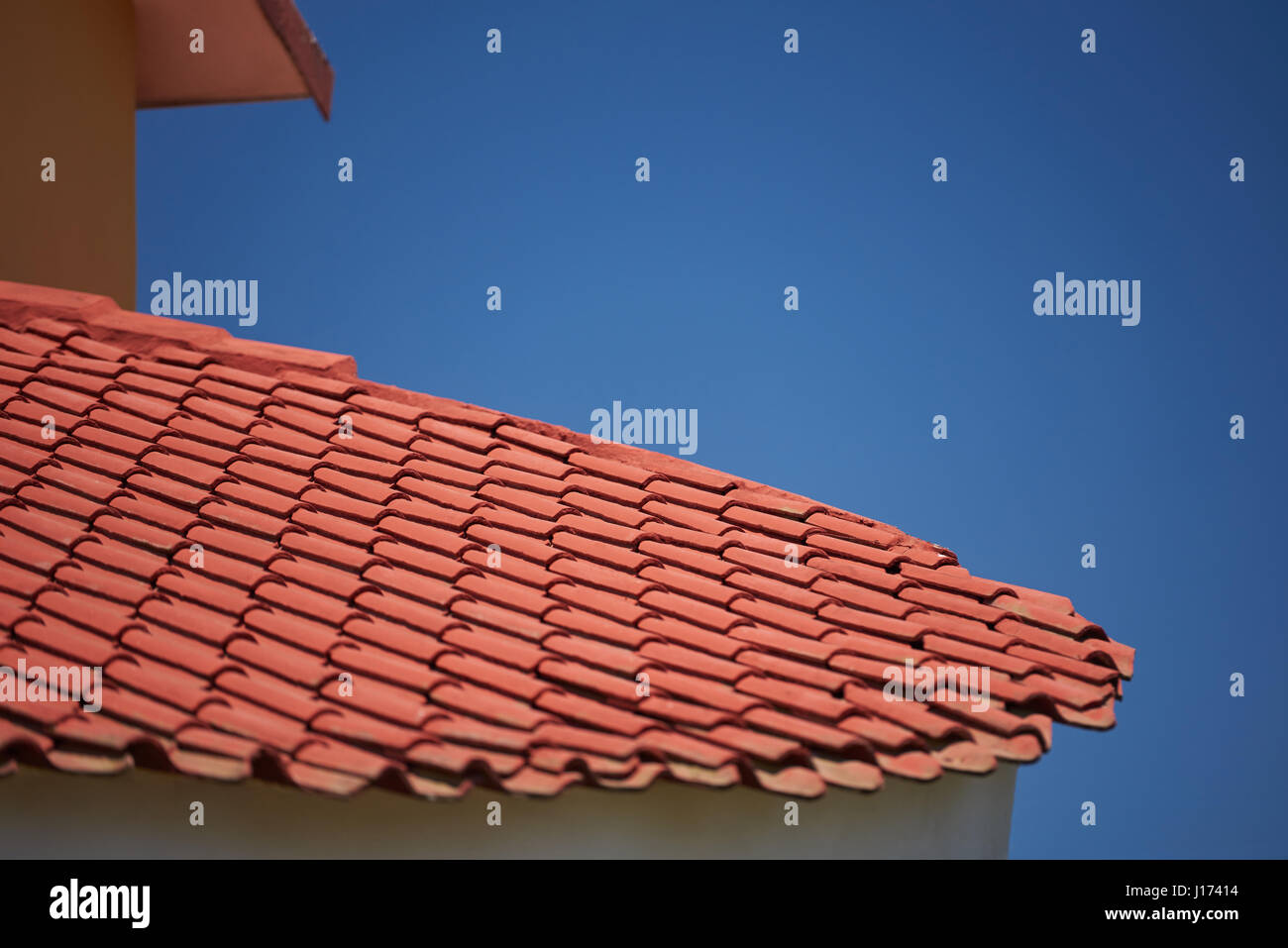 Rossa argilla piastrelle per tetto di casa con blue sky spazio di copia Foto Stock