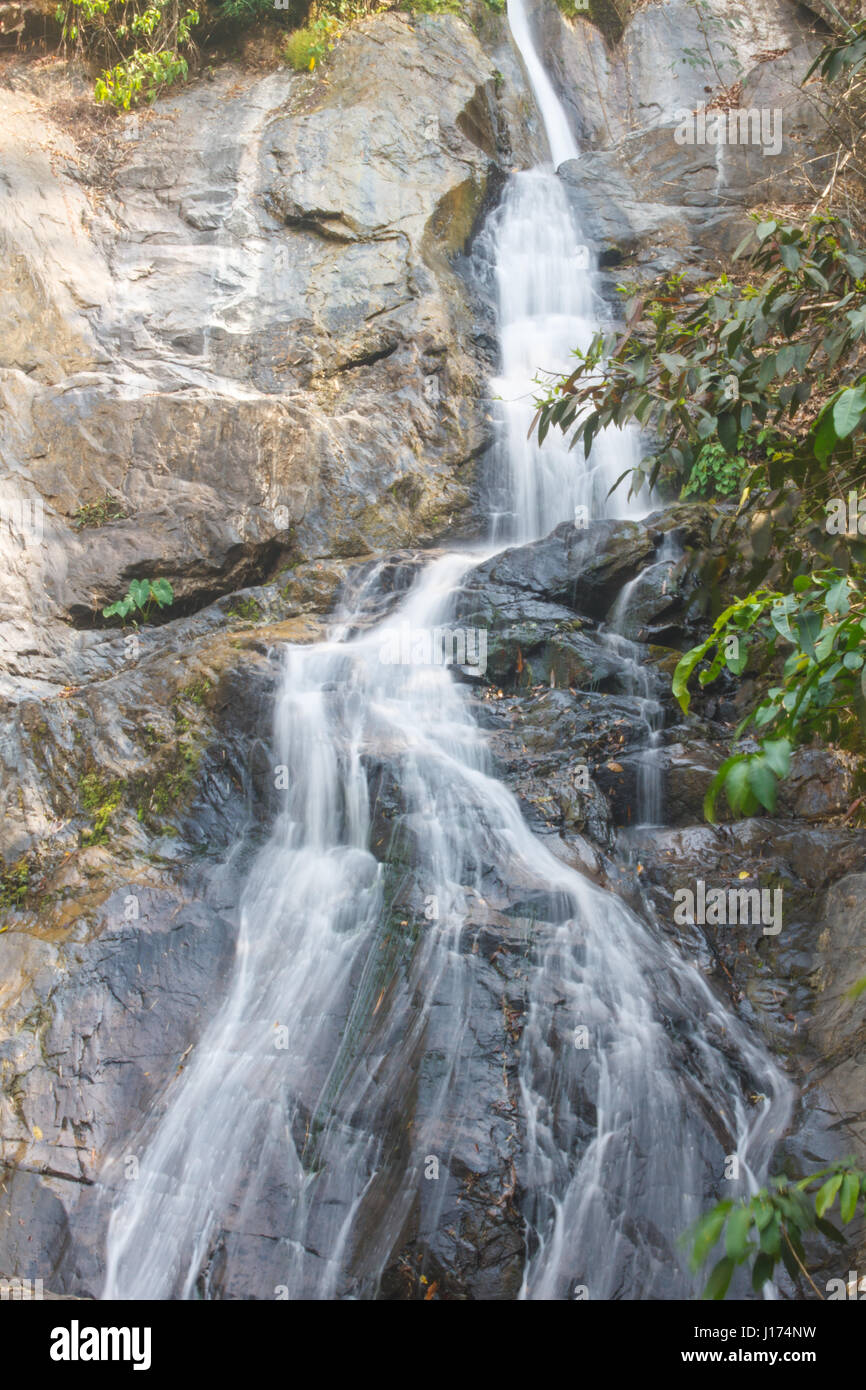 Il Thor Thip cascata in thai parco nazionale.cascata nel profondo della foresta sul monte Foto Stock
