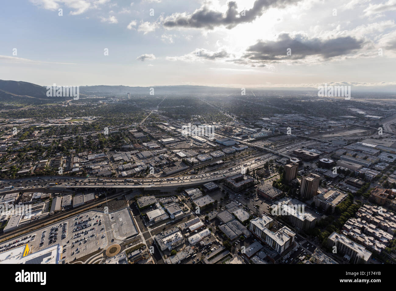 Vista aerea del centro cittadino di Burbank e la Golden State 5 Freeway vicino a Los Angeles, California. Foto Stock