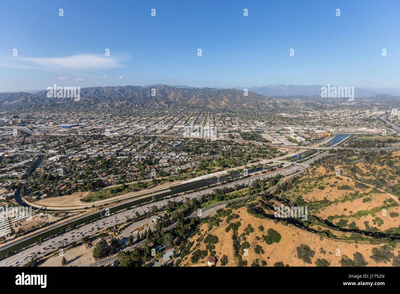 Vista aerea della Ventura 134 Freeway, Griffith Park e il fiume di Los Angeles in California del Sud. Foto Stock