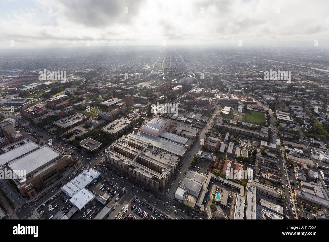 Los Angeles, California, Stati Uniti d'America - 12 Aprile 2017: Pomeriggio Vista aerea della University of Southern California campus e nelle vicinanze del quartiere. Foto Stock