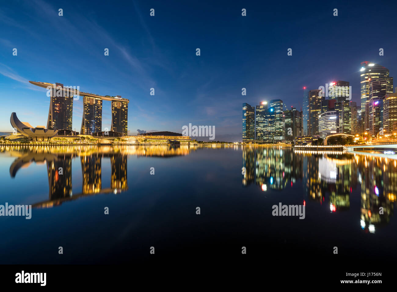 Singapore business district skyline di notte di Marina Bay, Singapore. Foto Stock