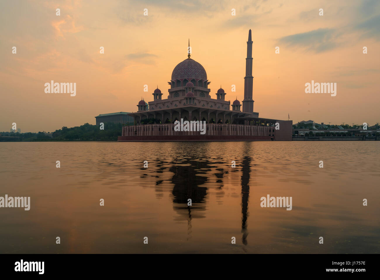 La moschea di Putrajaya tra sunsire di Kuala Lumpur in Malesia. La moschea di rosa di Kuala Lumpur in Malesia. Foto Stock