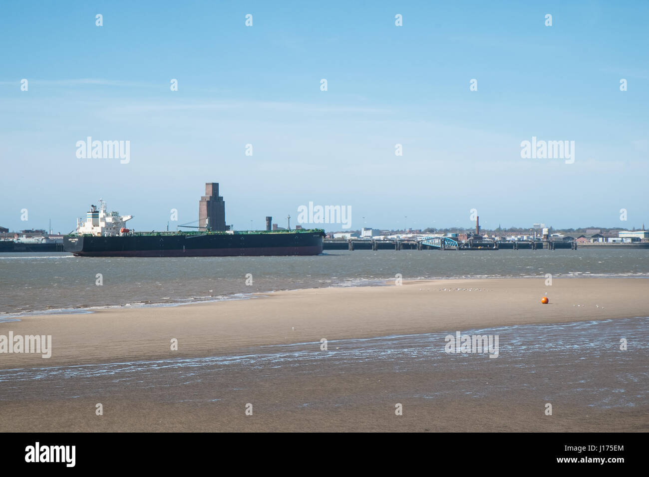Fiume Mersey,bassa marea,tanker,nave,barene,Liverpool, Merseyside,l'Inghilterra,Unesco,città dichiarata Patrimonio Mondiale,città,Nord,Nord,l'Inghilterra,inglese,UK. Foto Stock