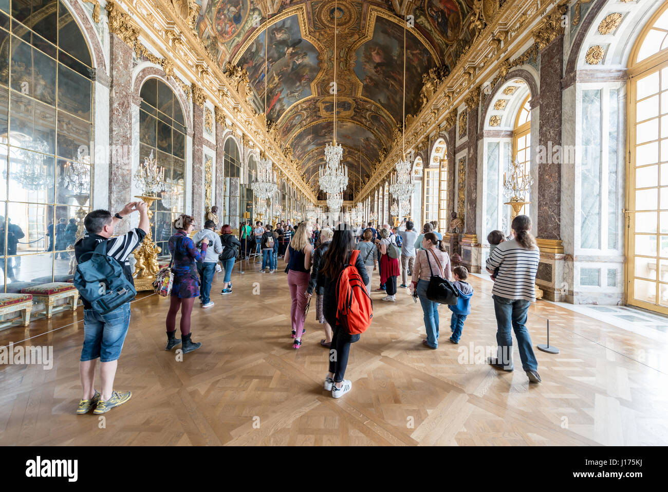 VERSAILLES, Francia - 7 Maggio 2016 : molti turisti in visita la Sala degli Specchi nel palazzo di Versailles in Francia. Il Palazzo di Versailles è il palazzo più celeb Foto Stock