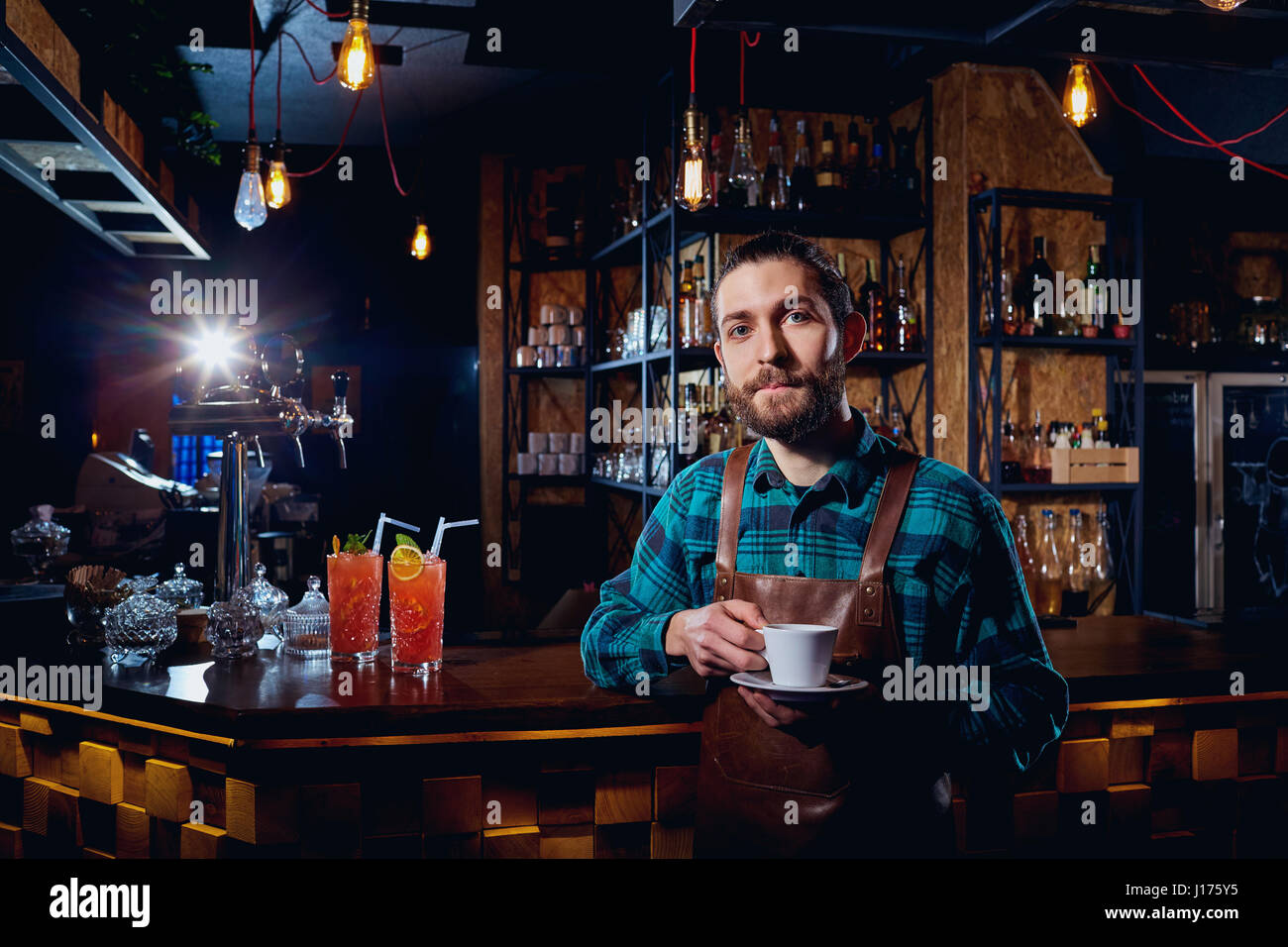 Barista, barman hipster con una tazza di caffè nel bar caffetteria Foto