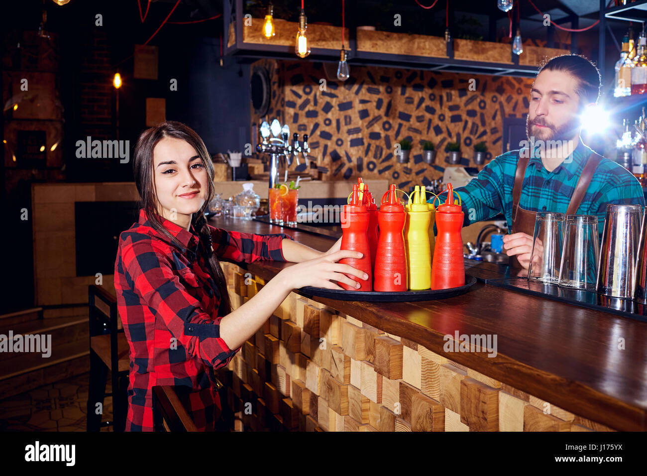 Il barman e cameriere lavorano insieme con il team presso il bar restau Foto Stock