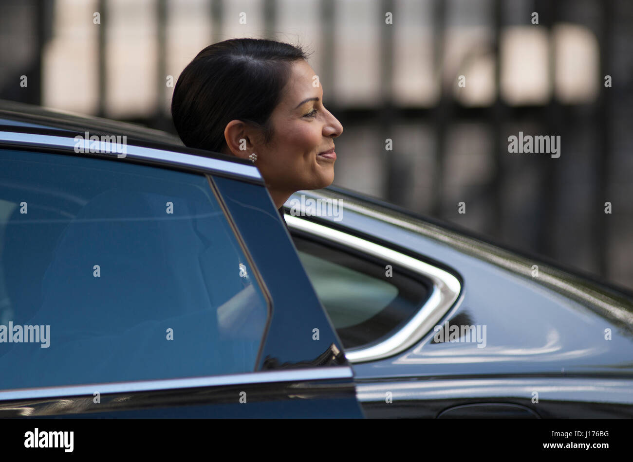 A Downing Street, Londra UK. 18 Aprile, 2017. Ministri di arrivare per primo Martedì mattina riunione del gabinetto dopo Pasqua pausa prima di PM Theresa Maggio annuncia una elezione a scatto per il 8 giugno 2017. Foto: lo sviluppo internazionale Segretario Priti Patel MP arriva. Nel novembre 2017 ha rassegnato le dimissioni come Segretario di Stato per lo Sviluppo Internazionale giornale seguente informativa. Credito: Malcolm Park/Alamy Live News. Foto Stock