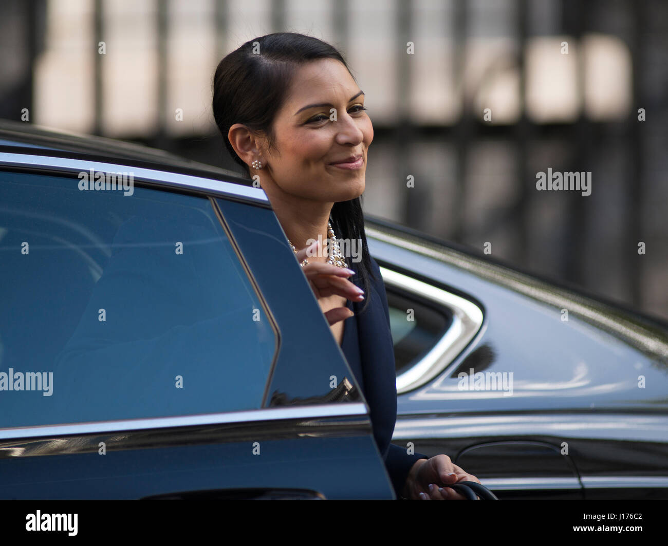 A Downing Street, Londra UK. 18 Aprile, 2017. Ministri di arrivare per primo Martedì mattina riunione del gabinetto dopo Pasqua pausa prima di PM Theresa Maggio annuncia una elezione a scatto per il 8 giugno 2017. Foto: lo sviluppo internazionale Segretario Priti Patel MP arriva. Nel novembre 2017 ha rassegnato le dimissioni come Segretario di Stato per lo Sviluppo Internazionale giornale seguente informativa. Credito: Malcolm Park/Alamy Live News. Foto Stock