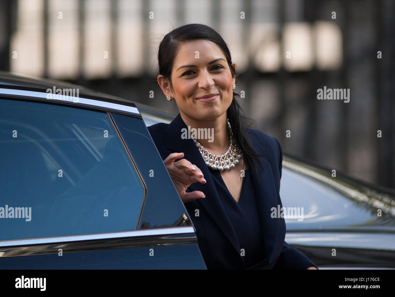 A Downing Street, Londra UK. 18 Aprile, 2017. Ministri di arrivare per primo Martedì mattina riunione del gabinetto dopo Pasqua pausa prima di PM Theresa Maggio annuncia una elezione a scatto per il 8 giugno 2017. Foto: lo sviluppo internazionale Segretario Priti Patel MP arriva. Nel novembre 2017 ha rassegnato le dimissioni come Segretario di Stato per lo Sviluppo Internazionale giornale seguente informativa. Credito: Malcolm Park/Alamy Live News. Foto Stock