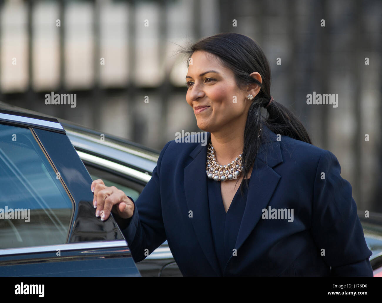 A Downing Street, Londra UK. 18 Aprile, 2017. Ministri di arrivare per primo Martedì mattina riunione del gabinetto dopo Pasqua pausa prima di PM Theresa Maggio annuncia una elezione a scatto per il 8 giugno 2017. Foto: lo sviluppo internazionale Segretario Priti Patel MP arriva. Nel novembre 2017 ha rassegnato le dimissioni come Segretario di Stato per lo Sviluppo Internazionale giornale seguente informativa. Credito: Malcolm Park/Alamy Live News. Foto Stock