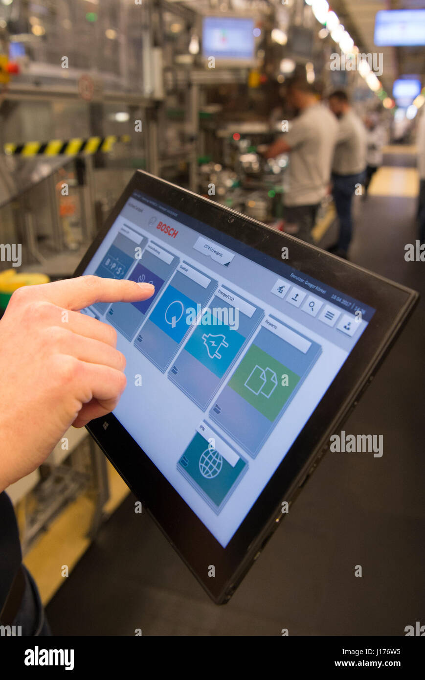 Stuttgart, Germania. Xviii Apr, 2017. Un Bosch dipendente controlla la produzione di Common Rail pompe che usano il cosiddetto 'networked production' (tedesco: 'Vernetzte Fertigung") presso la manifattura di Bosch Feuerbach a Stoccarda, Germania, 18 aprile 2017. Credito: dpa picture alliance/Alamy Live News Foto Stock
