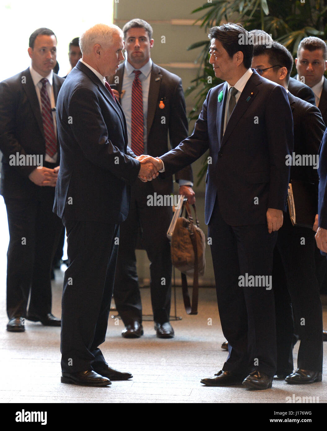 Tokyo, Giappone. Xviii Apr, 2017. Stati Uniti Vice Presidente Mike pence (L) stringe la mano al Primo Ministro giapponese Shinzo Abe in Tokyo, Giappone, il 18 aprile 2017. Credito: Ma Ping/Xinhua/Alamy Live News Foto Stock