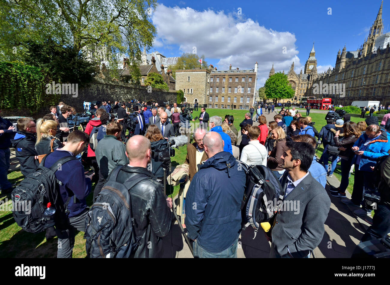 Londra 18 Aprile. MPs e la pressa hurredly raccogliere su College Green dopo l' annuncio di un 8 Giugno - Elezioni generali. Credito: PjrNews/Alamy Live News Foto Stock