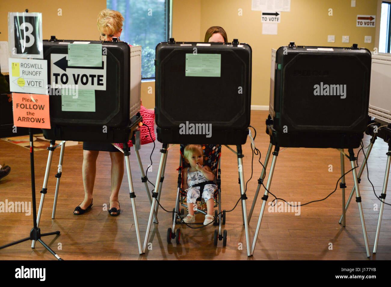 Atlanta, Georgia, Stati Uniti d'America. Xviii Apr, 2017. Megan Lavkins, centro e la figlia Isabel, 1, voti Martedì in Georgia il sesto distretto elettorale speciale, in cui democratico Ossoff Jon spera di turbare il campo e vincere la sede della casa per il partito per la prima volta in decenni. Credito: Miguel Juarez Lugo/ZUMA filo/Alamy Live News Foto Stock