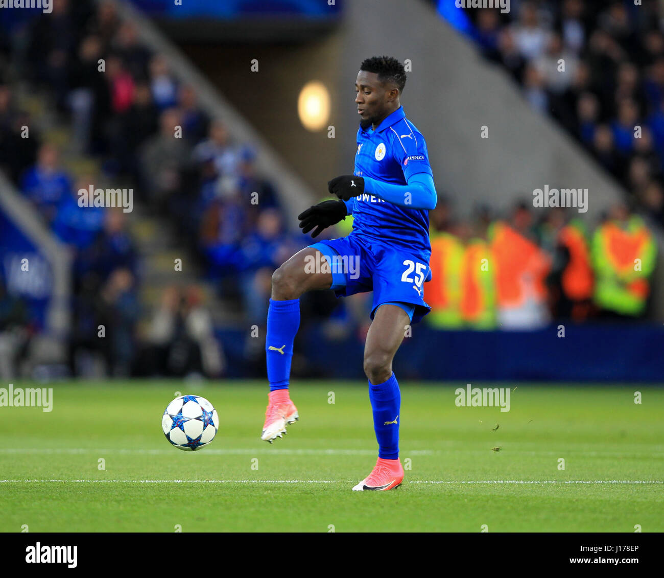 Leicester, Regno Unito. 18 Aprile, 2017. Wilfred Ndidi in azione durante la UEFA Champions League quarti di finale tra Il Leicester City FC e Atletico Madrid. Credito: Phil Hutchinson/Alamy Live News Foto Stock