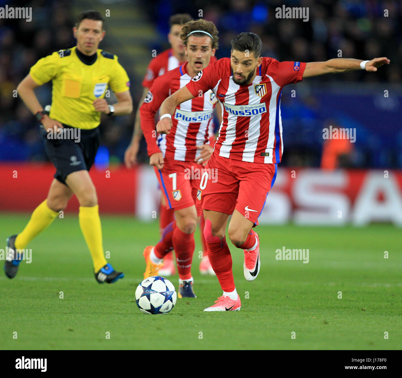 Leicester, Regno Unito. 18 Aprile, 2017. Yannick Carrasco spara per Madrid durante la UEFA Champions League quarti di finale tra Il Leicester City FC e Atletico Madrid. Credito: Phil Hutchinson/Alamy Live News Foto Stock