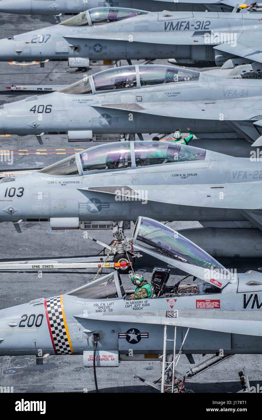 Uss Theodore Roosevelt, Stati Uniti d'America. Xvii Apr, 2017. Un U.S. Ispeziona Marine dei comandi di volo di un F/A-18 Hornet, assegnati alle scacchiere di Marine Strike Fighter Squadron di attacco 312, sul ponte di volo a bordo della Nimitz-class portaerei USS Theodore Roosevelt 17 aprile 2017 nell'Oceano Pacifico. La portaerei è in corso di addestramento al largo della costa della California del Sud. Credito: Planetpix/Alamy Live News Foto Stock