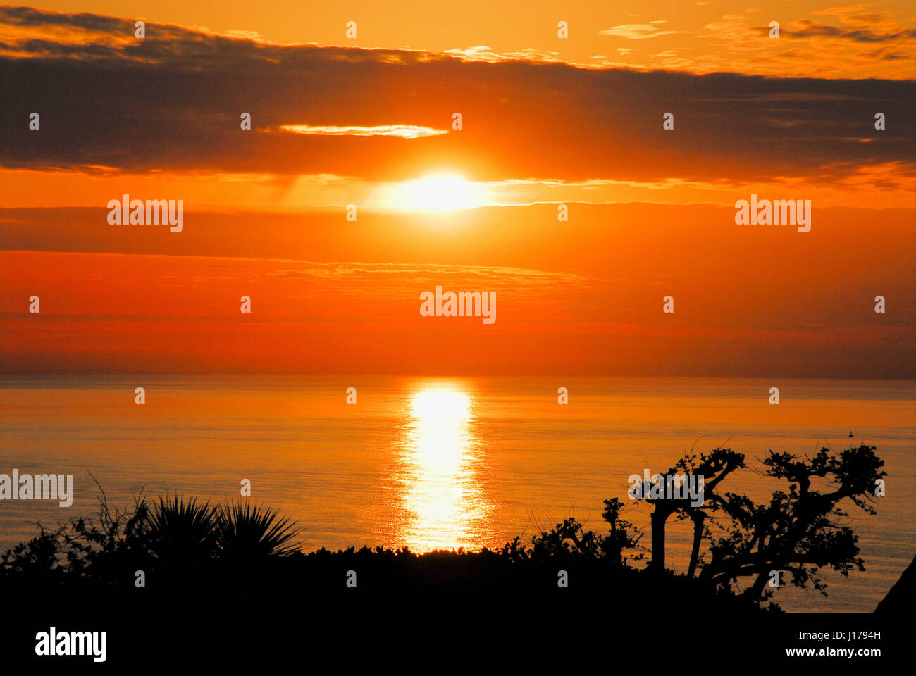 Lyme Bay, Dorset, Regno Unito. Xviii Apr, 2017. Uno splendido tramonto sulla baia di Lyme termina una giornata calda con un cielo azzurro e sole, su la costa del Dorset Credito: stuart fretwell/Alamy Live News Foto Stock