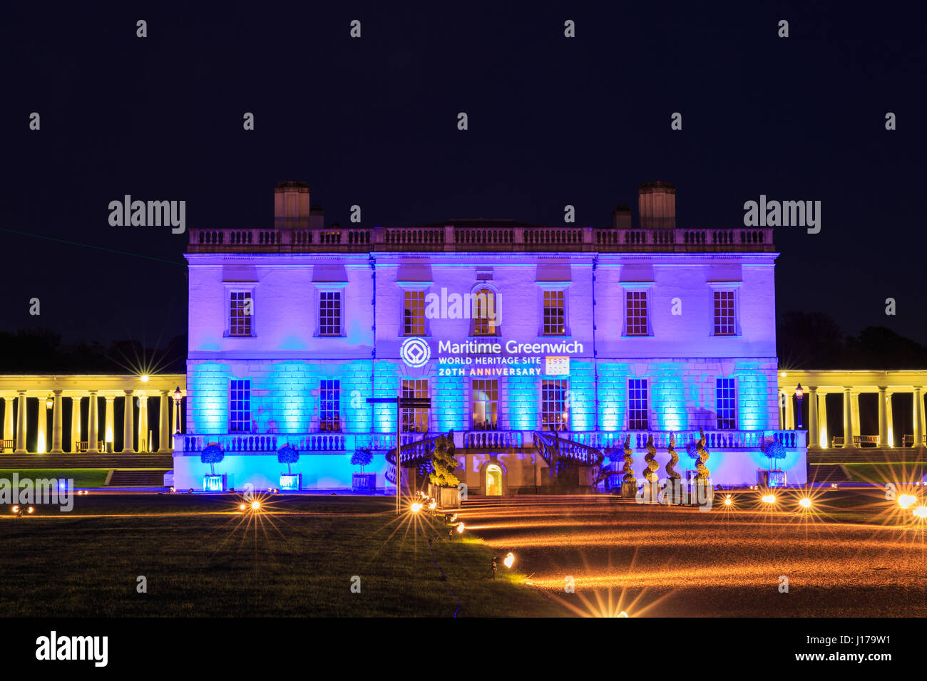 Greenwich, Londra, UK, 18 aprile 2017. Gli illuminati Queen's House al centro di festeggiamenti. Per la prima volta in assoluto, Marittime Greenwich di siti del patrimonio, il Cutty Sark, l'Osservatorio Reale, Old Royal Naval College(ORNC) e il Museo Marittimo Nazionale(NMM) con letto Queen's House sono tutte accese insieme per la sera per celebrare 20 anni del loro patrimonio mondiale UNESCO sito status. Credito: Imageplotter News e sport/Alamy Live News Foto Stock