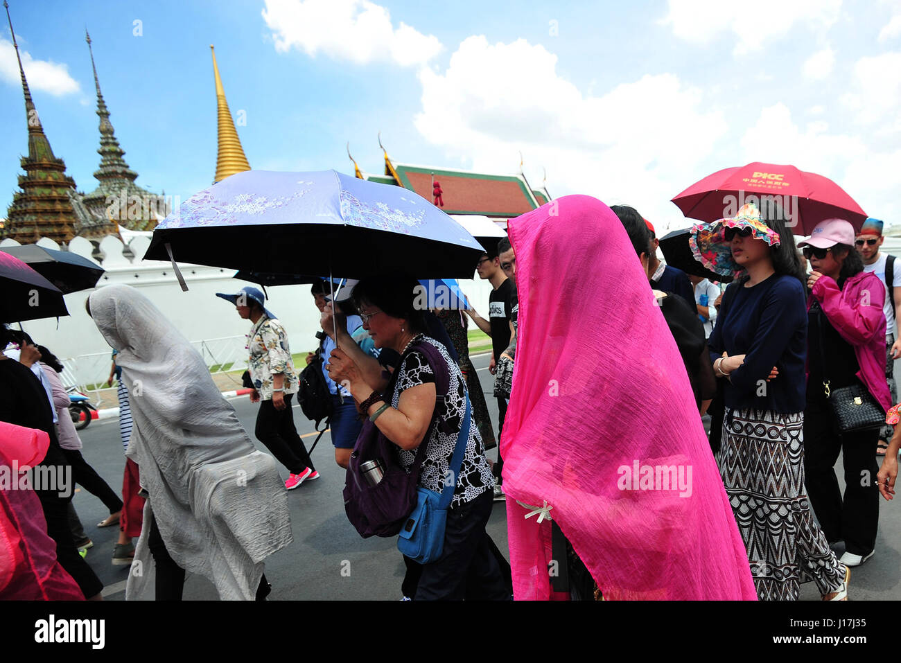 Bangkok, Tailandia. Xix Apr, 2017. I turisti di proteggersi da una forte luce del sole durante una visita al Grand Palace a Bangkok, Thailandia, 19 aprile 2017. Da marzo a maggio, Thailandia testimoni le sue più alte temperature durante tutto l'anno. In particolare la temperatura sarà spesso salire al di sopra di 35 gradi centigradi durante il mese di aprile. Credito: Rachen Sagemsak/Xinhua/Alamy Live News Foto Stock