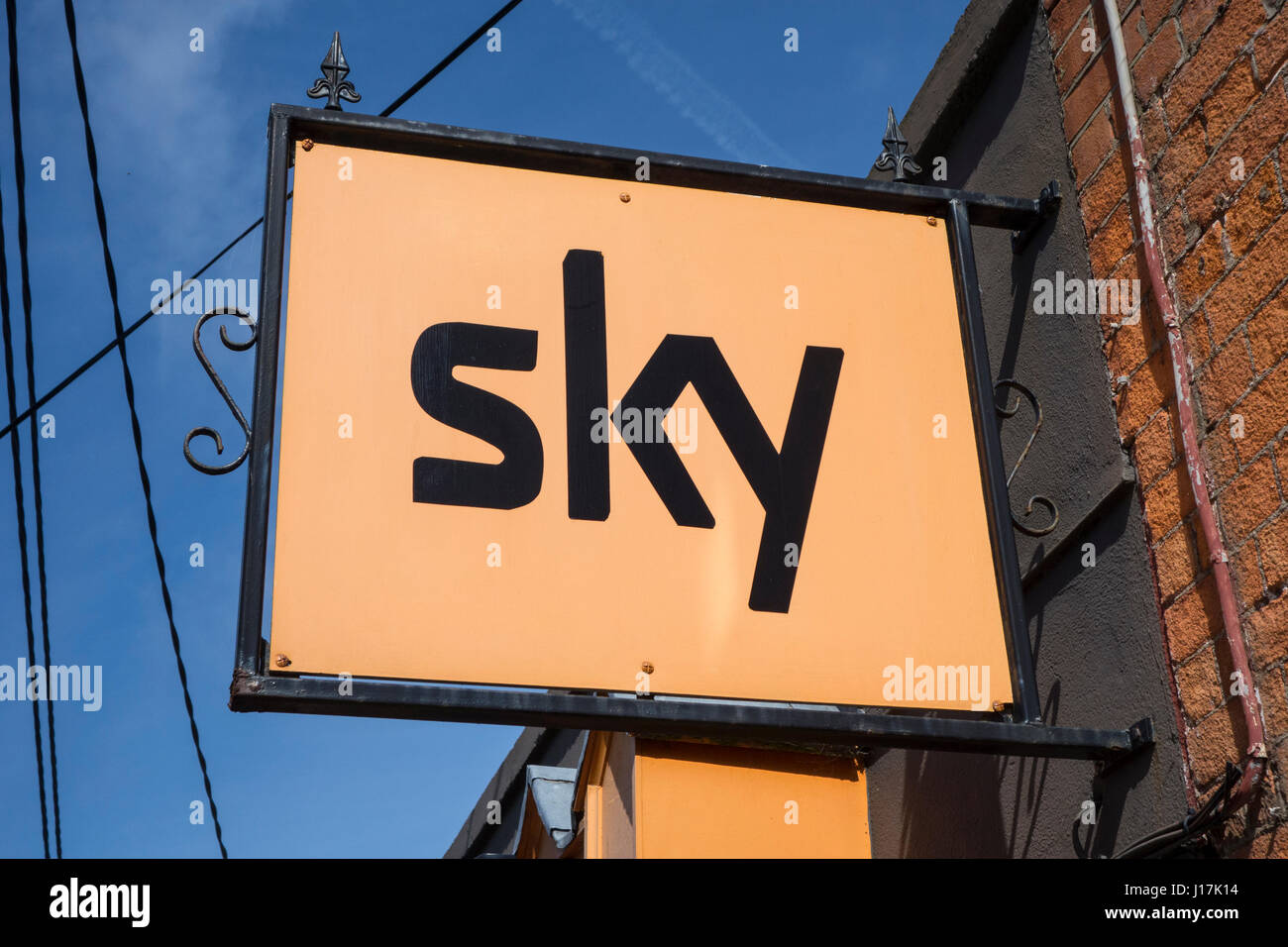 Un segno sulla parte esterna di un negozio di vendita al dettaglio pubblicità Sky TV Foto Stock