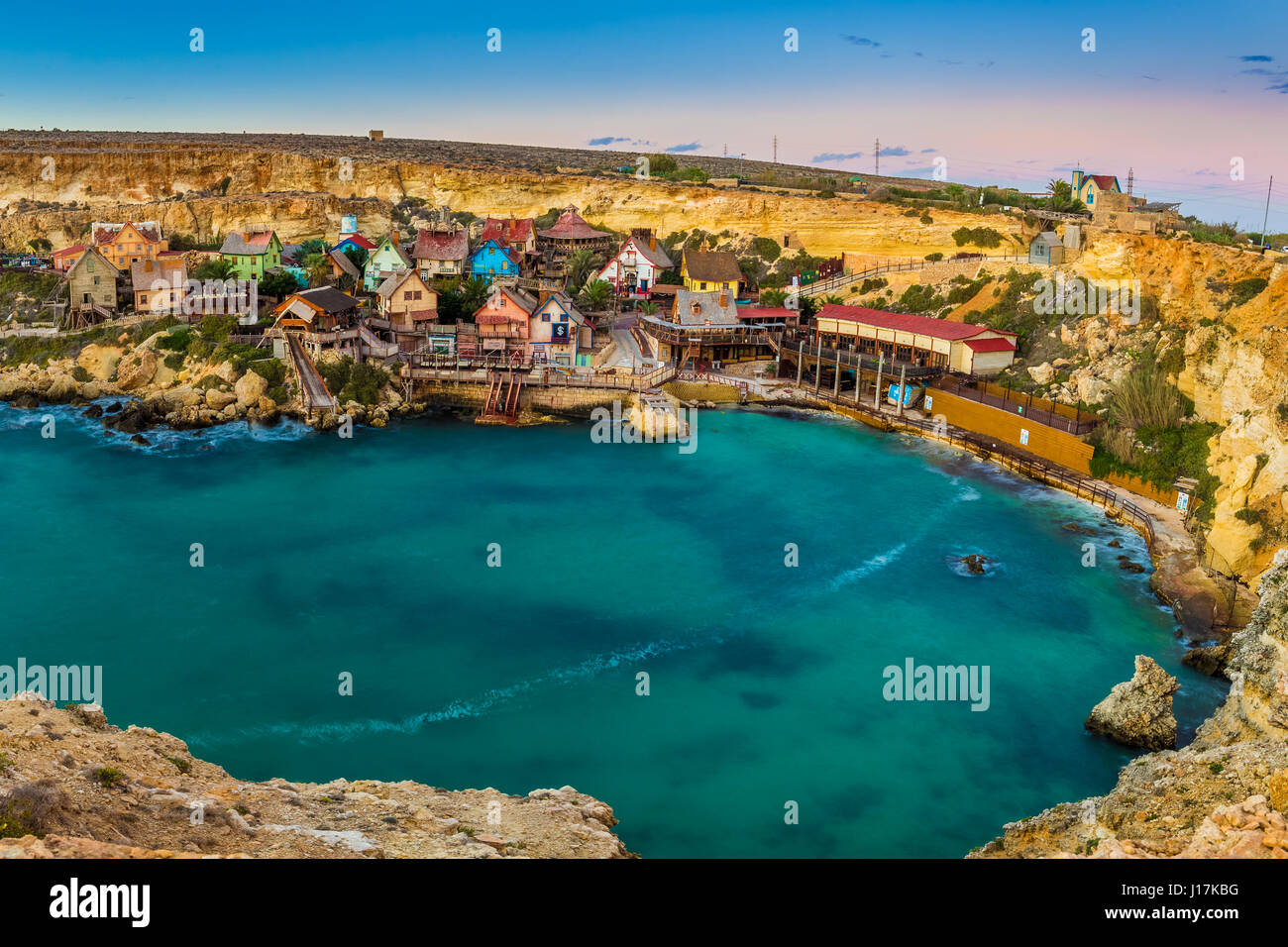 Il-Mellieha, Malta - Vista panoramica vista sul bellissimo villaggio di Popeye In Anchor Bay. Questo villaggio è stato il set di Robert Altman il famoso film 'P Foto Stock