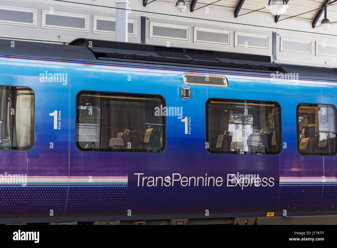 Prima Classe vano di un TransPennine Express train alla stazione di Newcastle Foto Stock