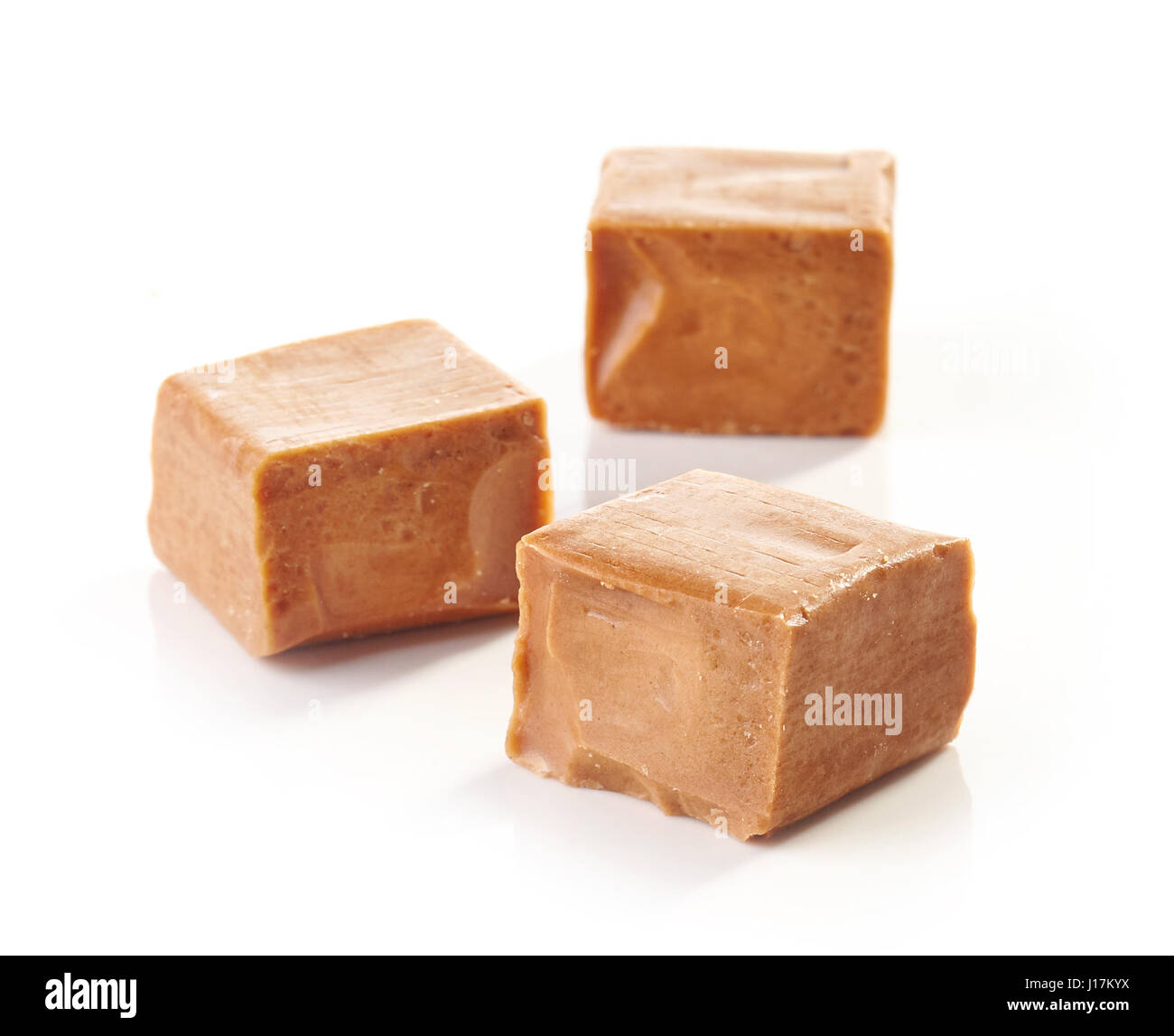 Pezzi di caramello caramelle isolati su sfondo bianco Foto Stock