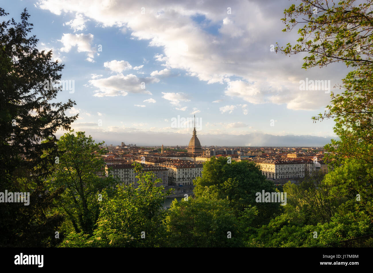 Torino scenic panorama con Mole Antonelliana al tramonto Foto Stock