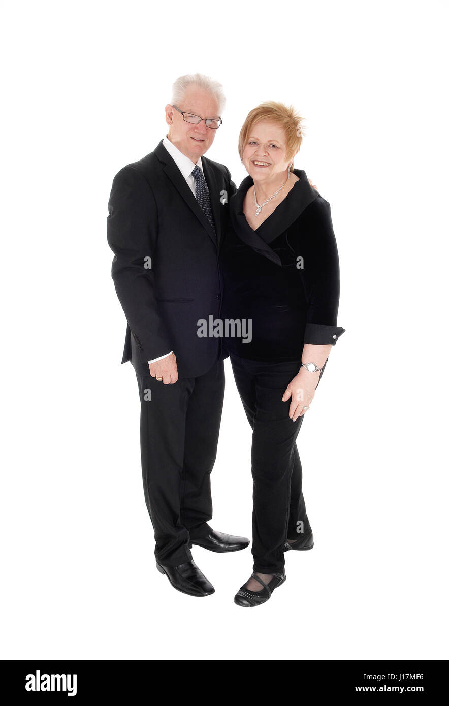 Una bella coppia di anziani in piedi in abiti, azienda ogni altro in piena lunghezze, isolato per sfondo bianco. Foto Stock