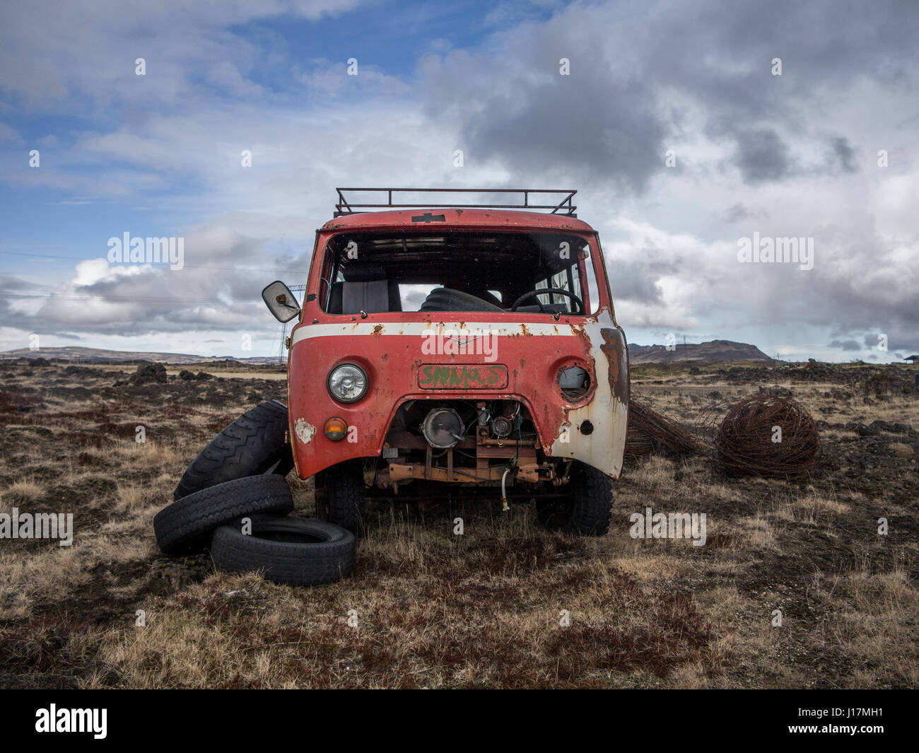 Un furgone abbandonato in campagna Islandese Foto Stock