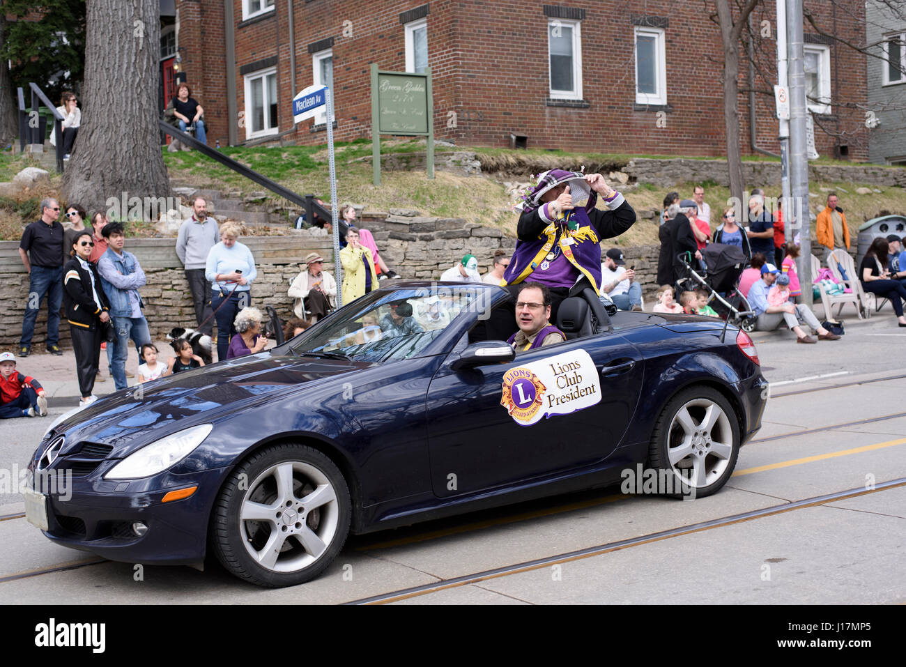 Il Lions Club presidente saluta gli spettatori lungo Queen Street East Toronto in spiagge Easter Parade 2017. Foto Stock