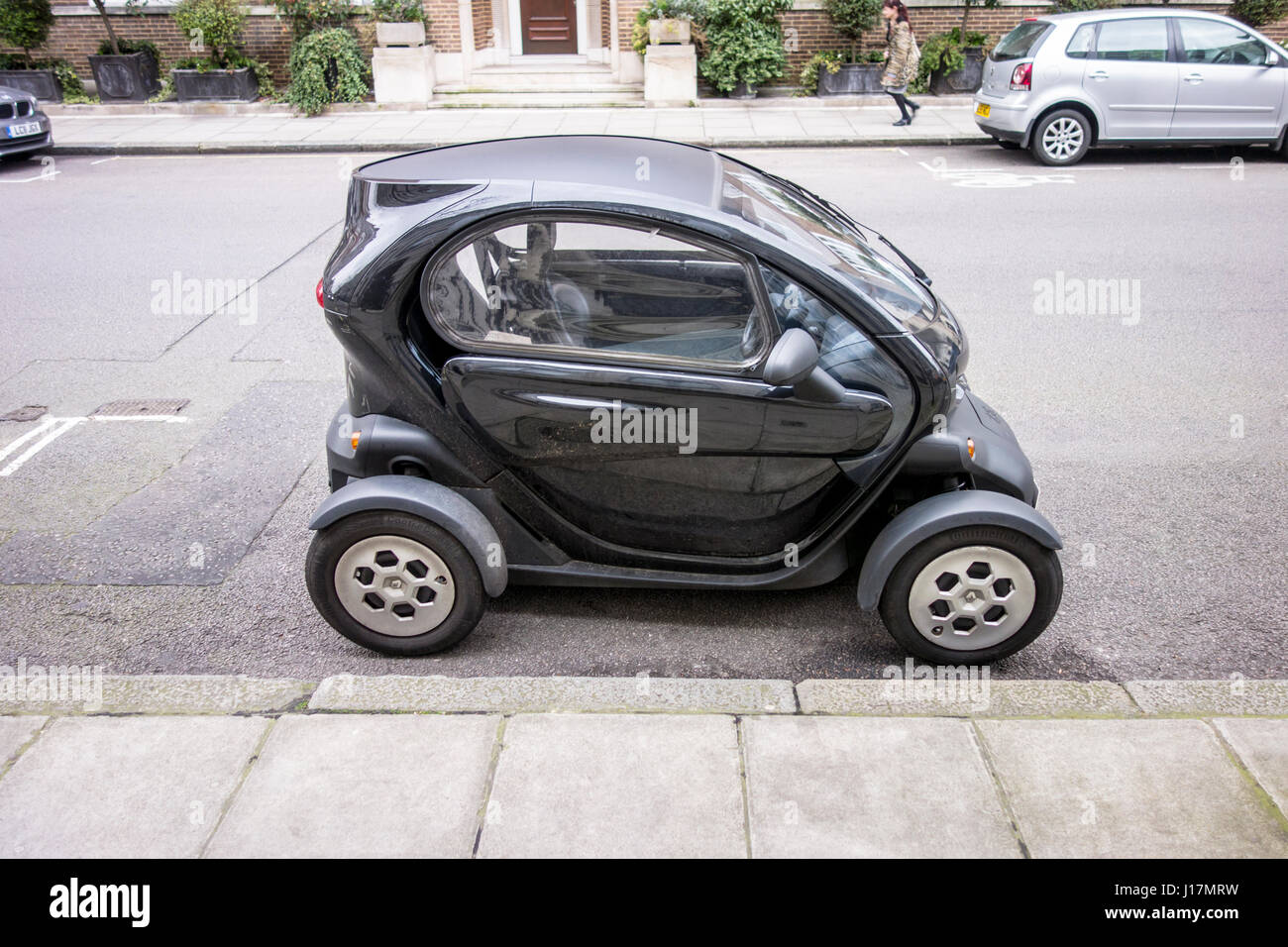 Renault Twizy piccolo veicolo elettrico / auto parcheggiata su una strada di Londra, Regno Unito Foto Stock