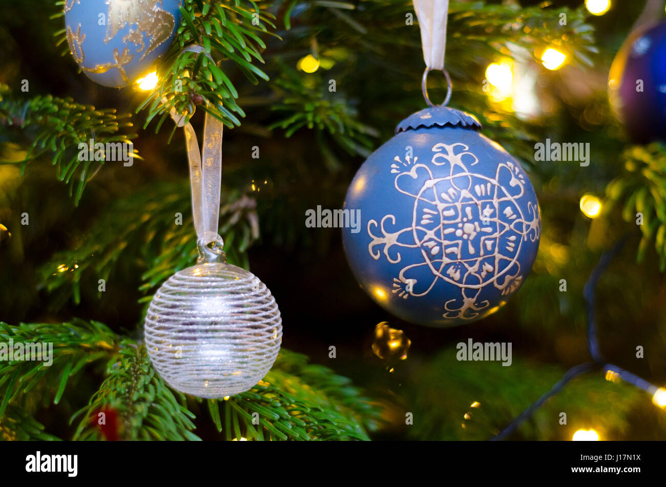 Albero di natale luci e decorazioni, appeso baubles, scena di natale Foto Stock