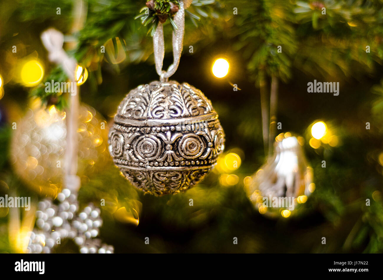 Albero di natale luci e decorazioni, appeso baubles, scena di natale Foto Stock