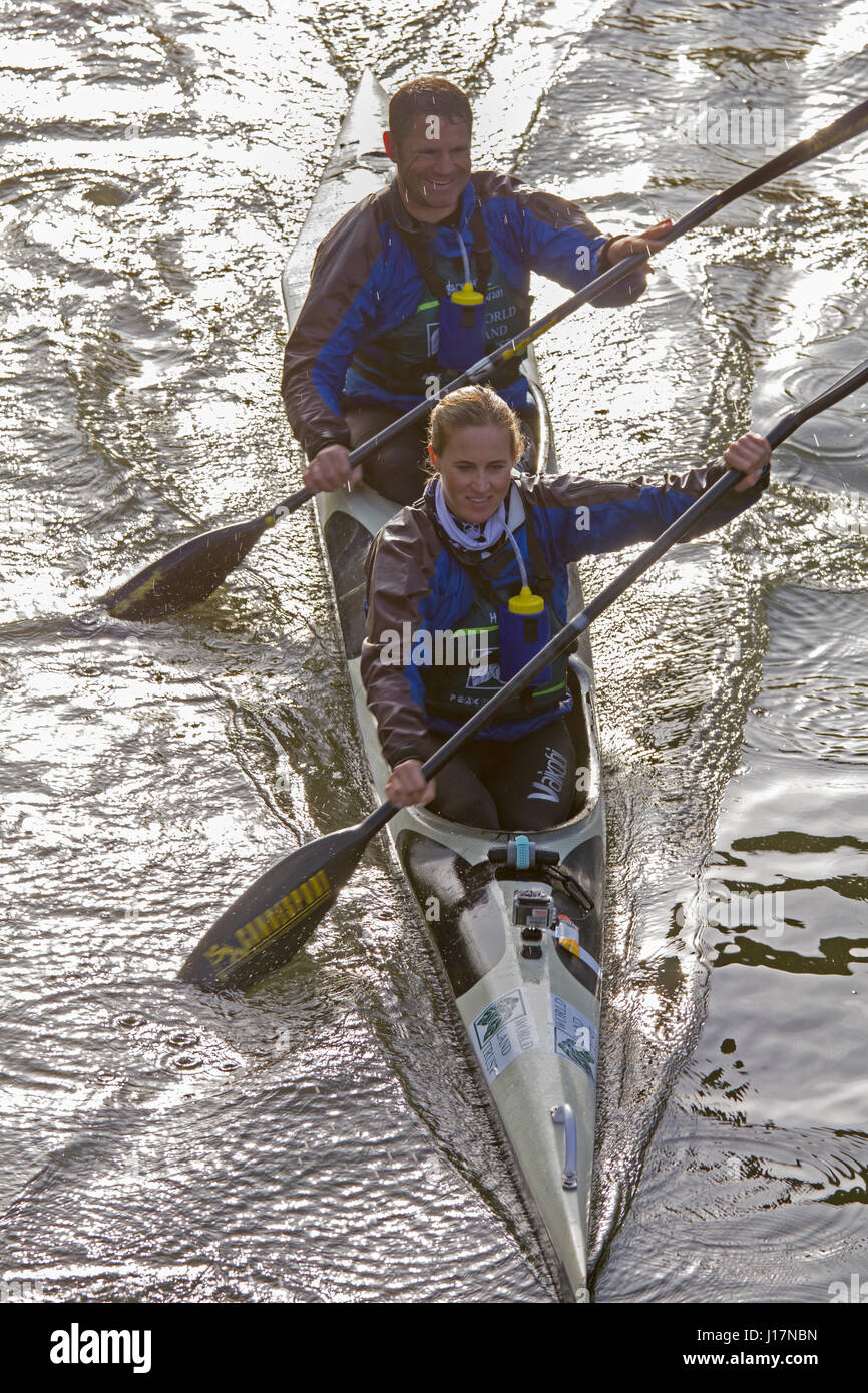 Helen Glover doppio olimpico rowing oro medalista e Steve Backhall Partecipa alla 69° gara canoistica Devizes to Westminster Per World Land Trust Foto Stock