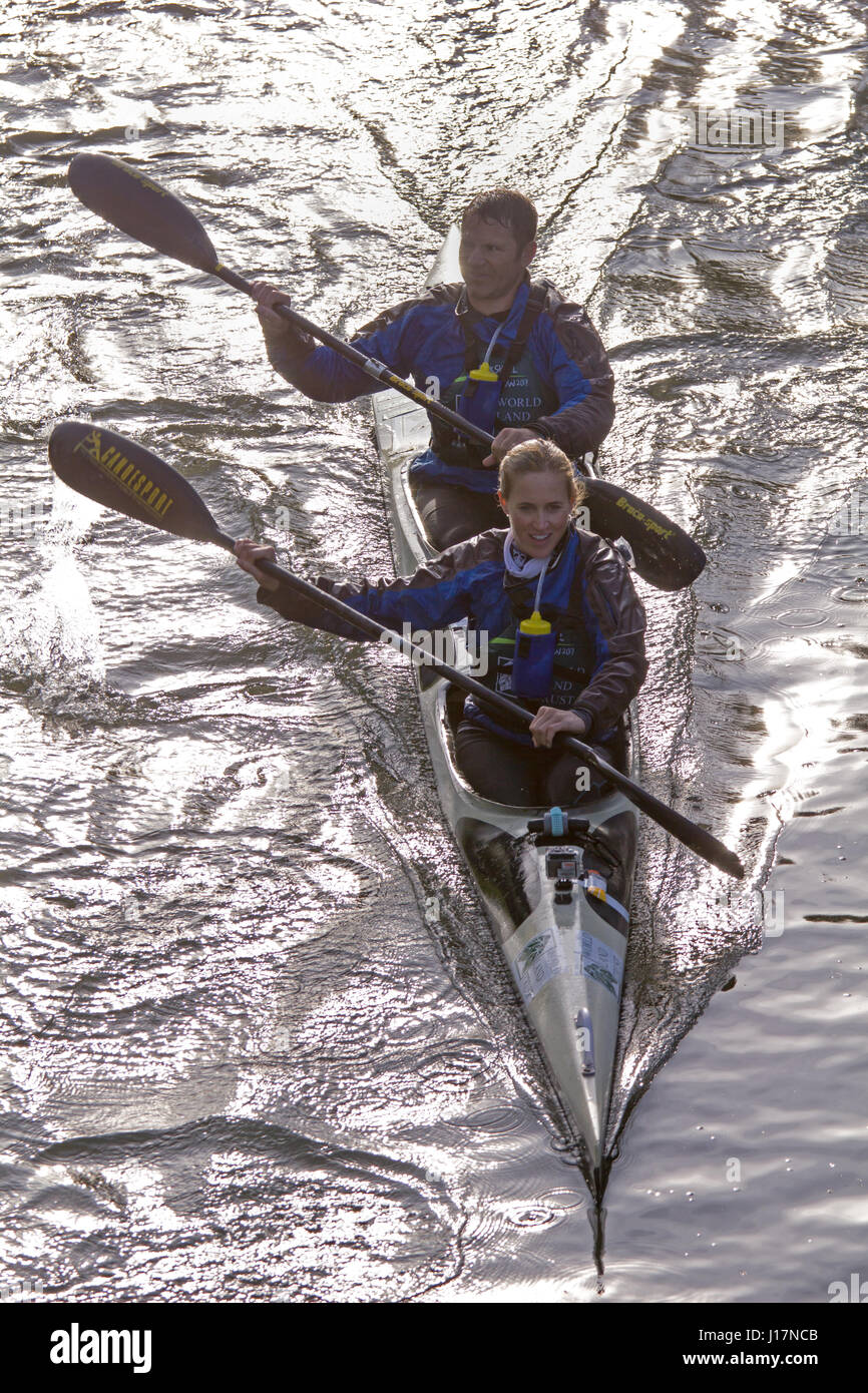 Helen Glover doppio olimpico rowing oro medalista e Steve Backhall Partecipa alla 69° gara canoistica Devizes to Westminster Per World Land Trust Foto Stock