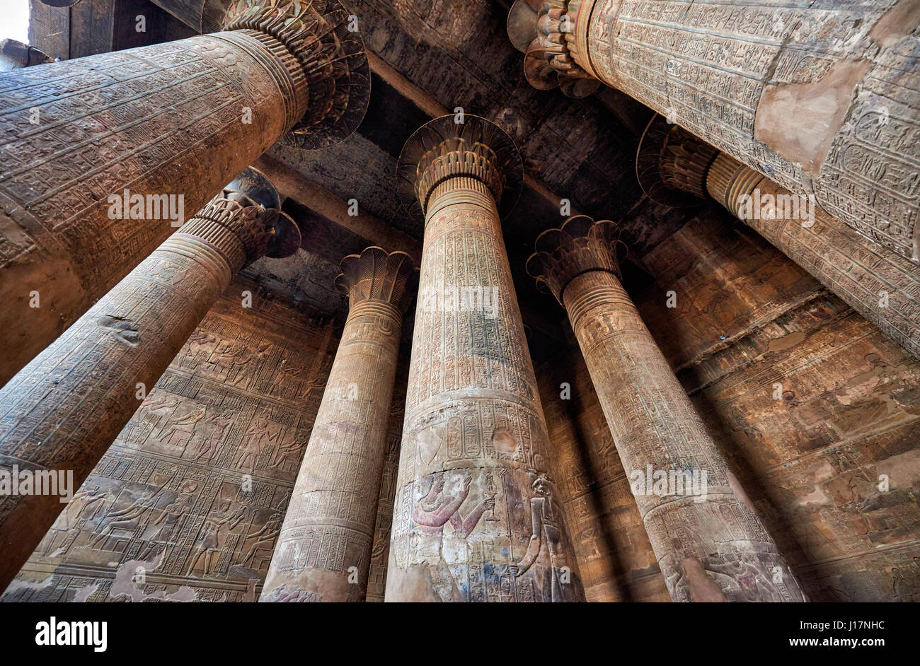 Gigantesche colonne nel tempio di Khnum a Esna, Egitto, Africa Foto Stock