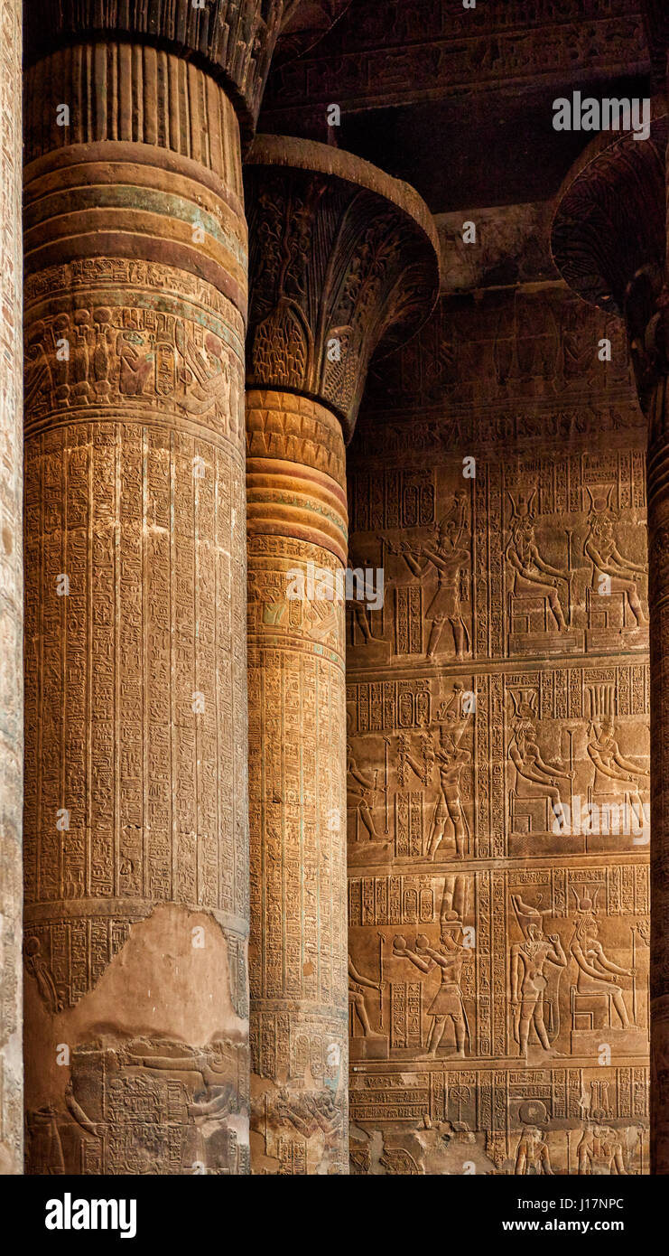 Gigantesche colonne nel tempio di Khnum a Esna, Egitto, Africa Foto Stock