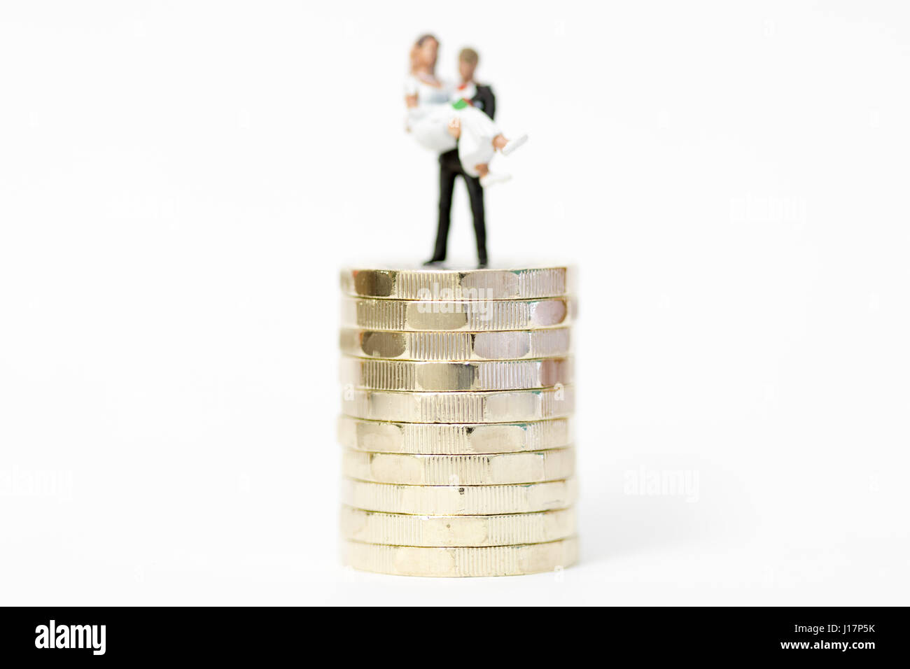 Close up/modello macro stock foto raffiguranti sposato il marito e la moglie sulla pila di nuovo Sterlina (£) monete. Foto Stock