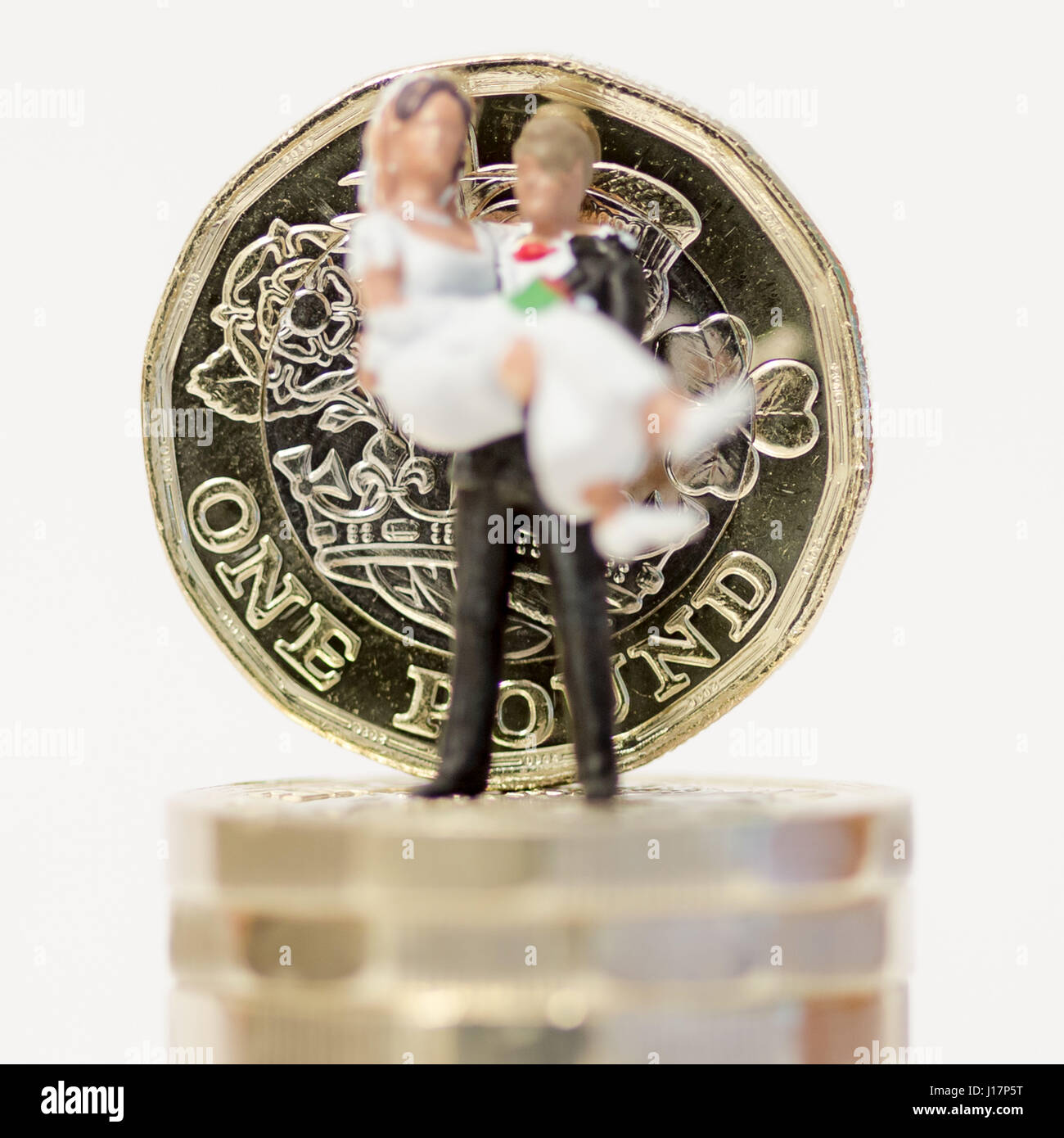 Close up/modello macro stock foto raffiguranti sposato il marito e la moglie sulla pila di nuovo Sterlina (£) monete. Foto Stock