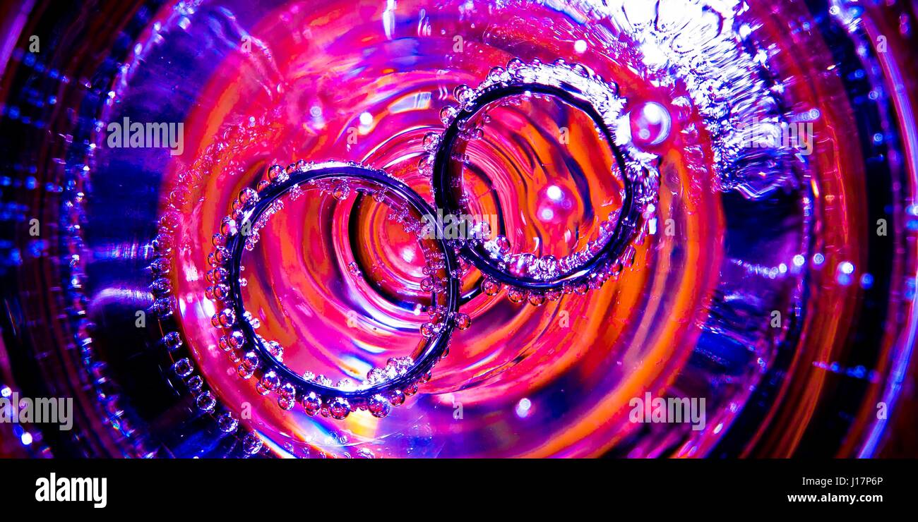 Immagine astratta di due anelli sommerso con colori vibranti Foto Stock