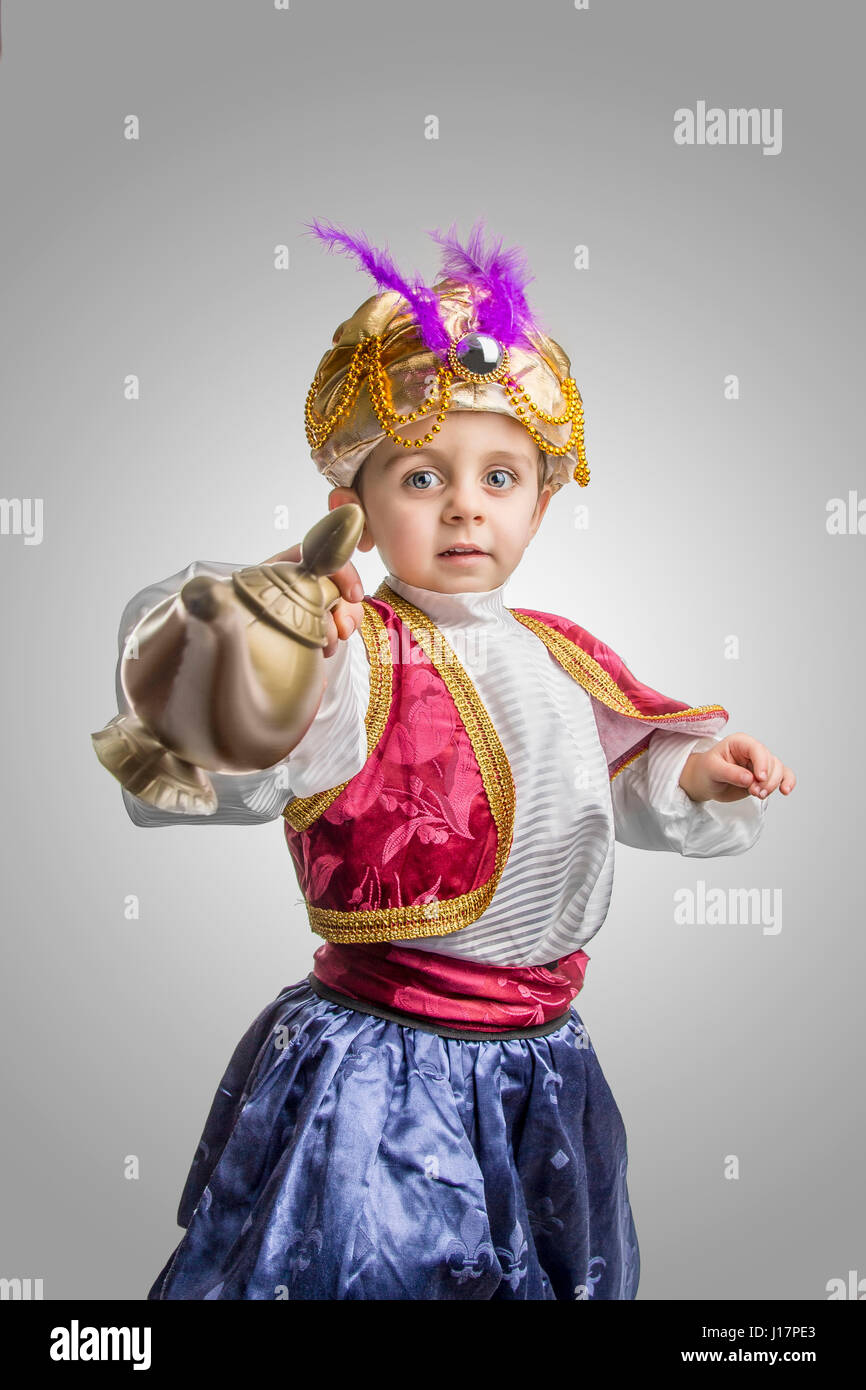 Bambino in costume sultano con lampada Foto Stock
