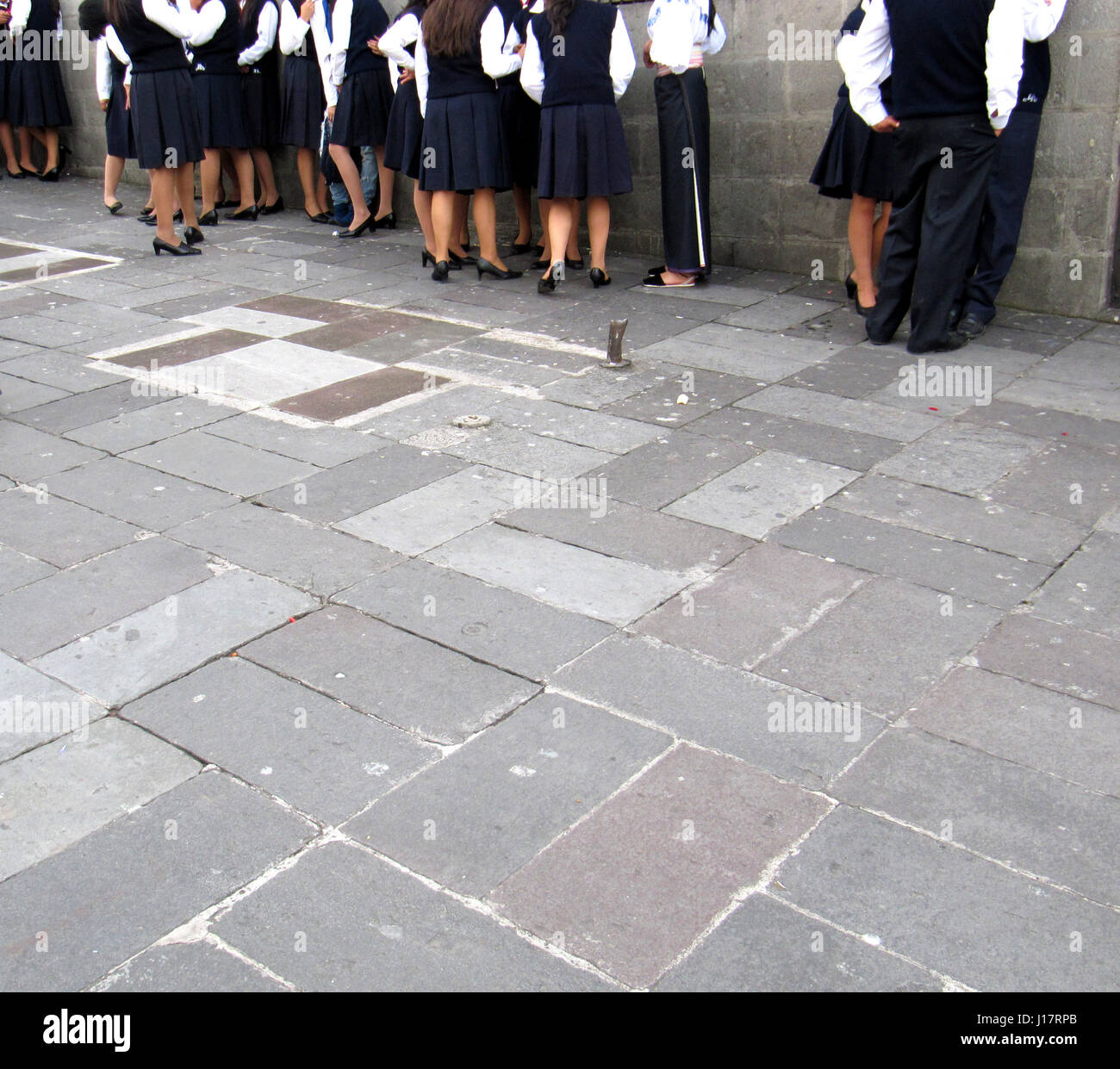Vista astratta della fila di gambe ecuadoriana di studentesse in uniforme Foto Stock