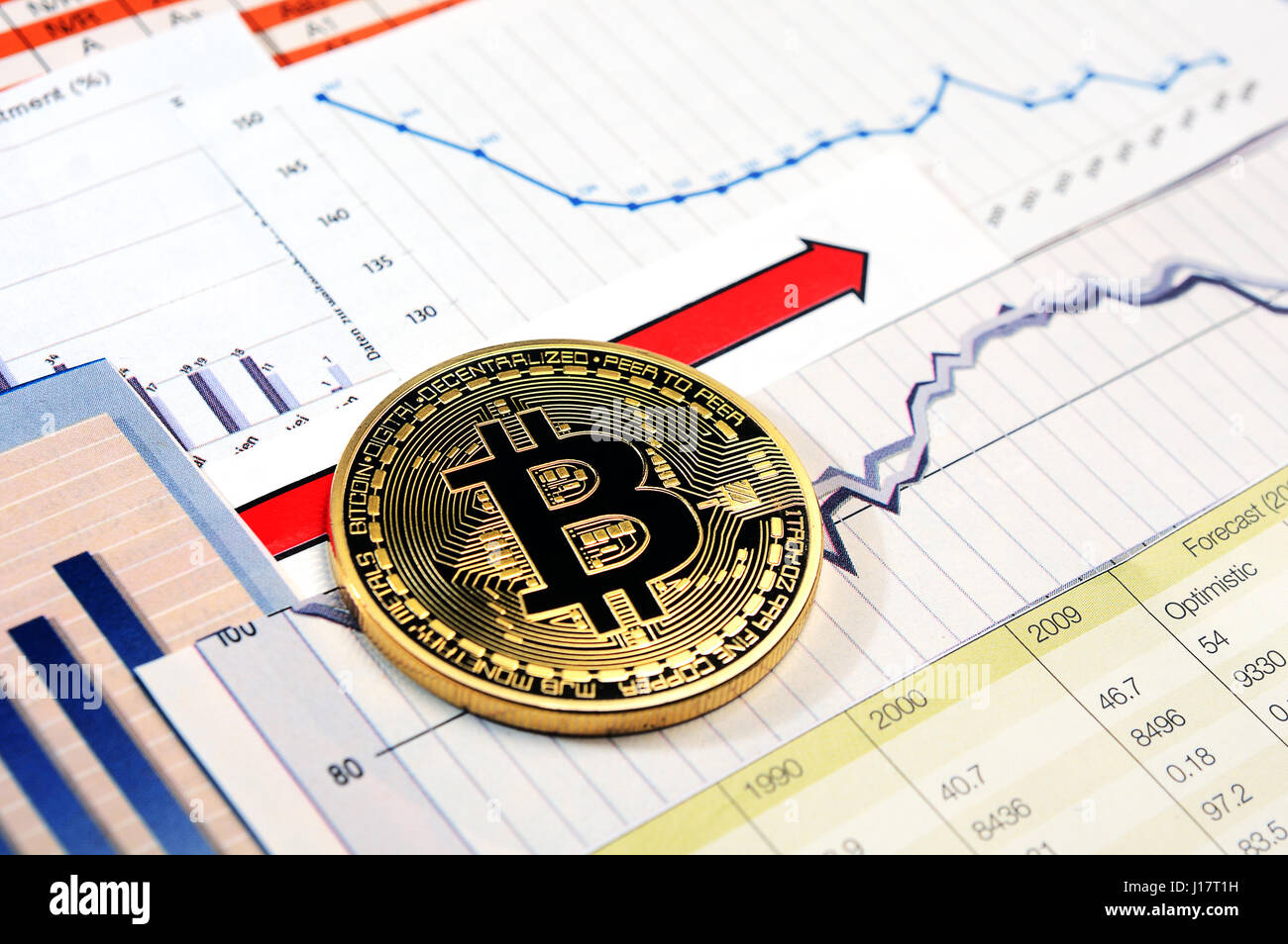 Un golden bitcoin su grafici e diagrammi sfondo. concetto di trading moneta crypto Foto Stock